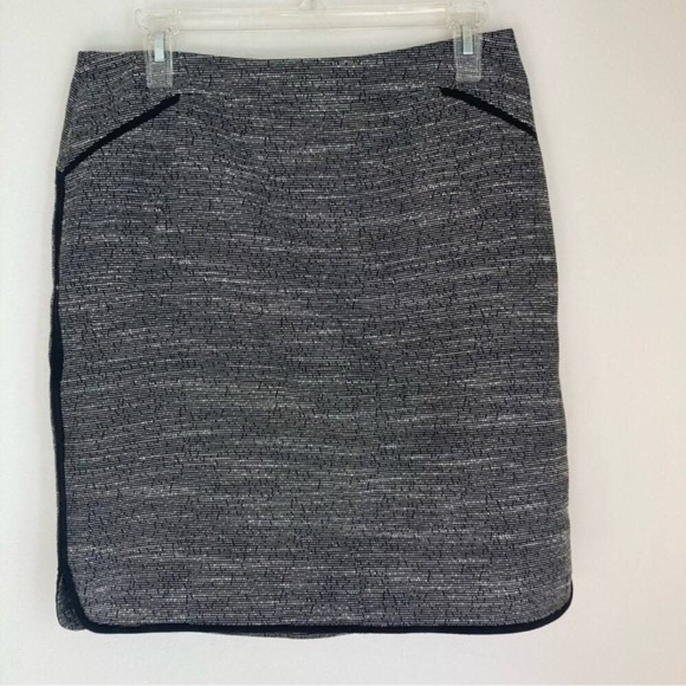 Vince Camuto women’s shirt black and white with cute black edging size 6! ECU!